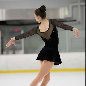 zwarte_schaatsjurkjes_schaatspakjes_van_velours_met_mouwen_van_zwart_gaas_jurkjes_kunstschaatsen_nieuw_2021 _crystals_steentjes_20211208121956