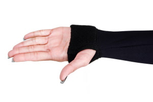 zwarte_vesten_over_de_hand_duim_voor_warme_trainingen_op_het_ijs_trainingspak